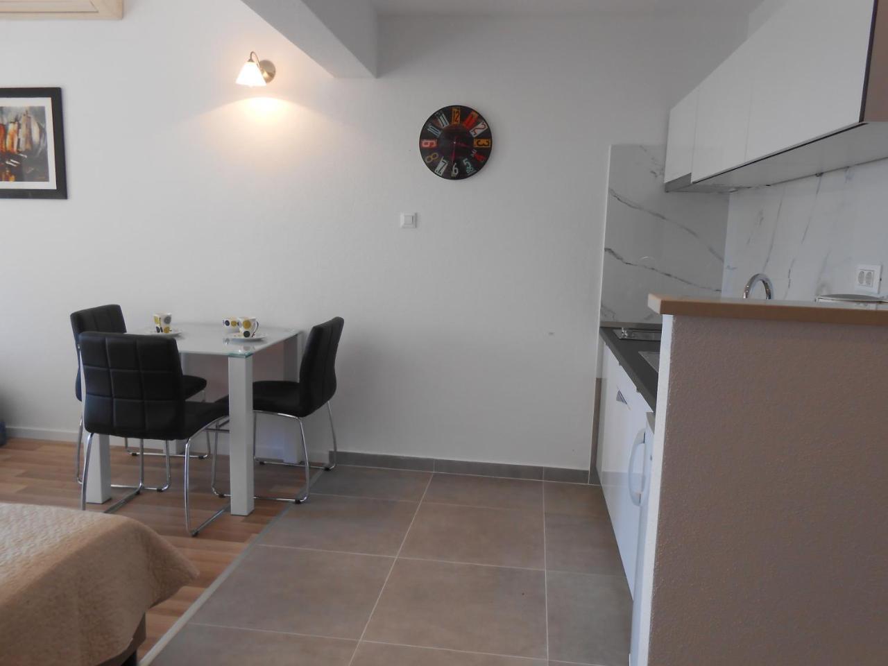 Apartments Nina M Baška Voda Eksteriør bilde