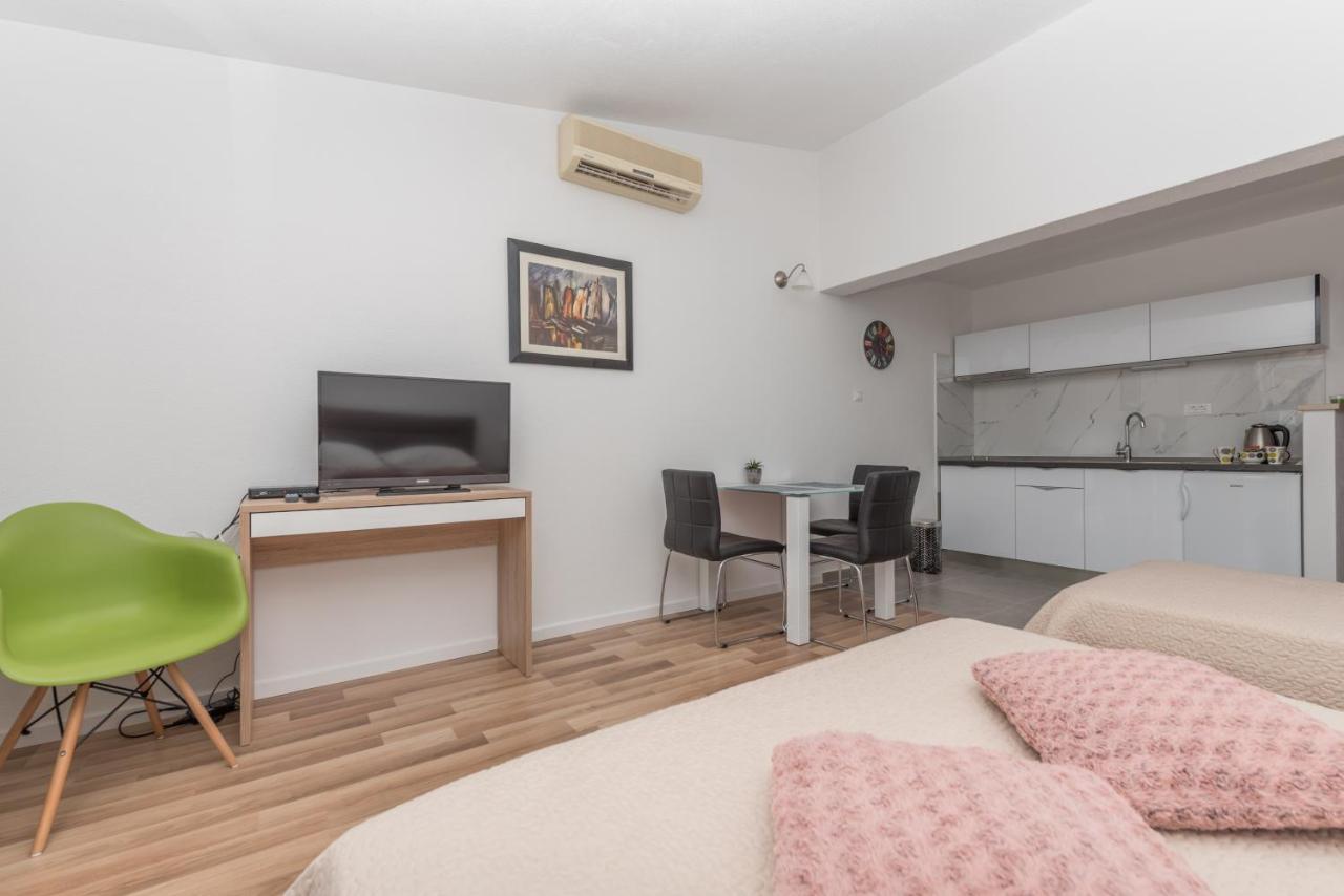 Apartments Nina M Baška Voda Eksteriør bilde
